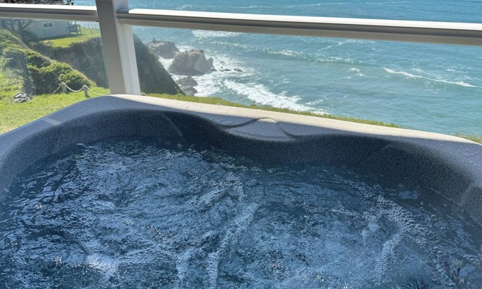 Shelter Cove Condo | Starfish by OceanviewHotTubs Oceanfront Tesla charging Shelter Cove
