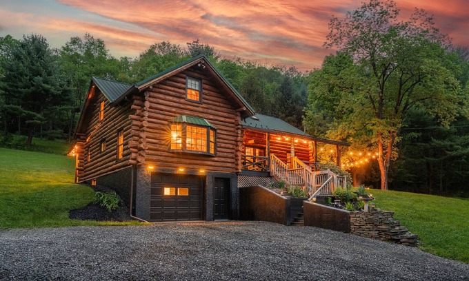 Coudersport Cabin | Stargaze in Style | Hot Tub + Log Cabin Escape