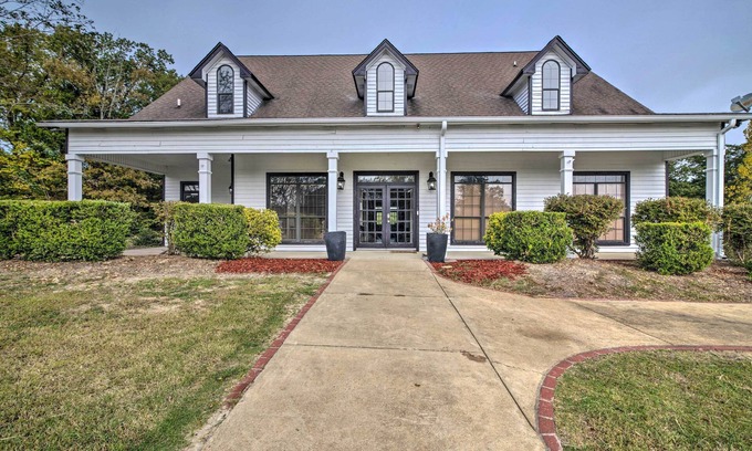Starkville House | Starkvegas Clubhouse ~ 2 Mi to MSU Campus!