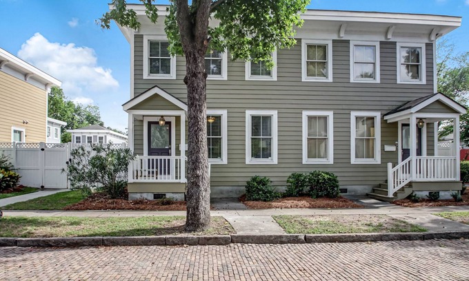 Metropolitan House | Starlands Executive Home-Off Street Parking & Private Deck Included!