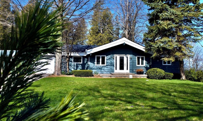 Bluewater Cottage | Starlight Lakefront Cottage