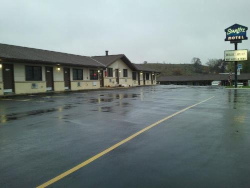 Sextonville Hotel | starlite motel
