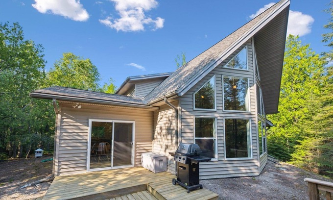 Tobermory Cottage | Starry Night - Private 35-acre Tobermory retreat with trails, open-concept living, and close to attractions.