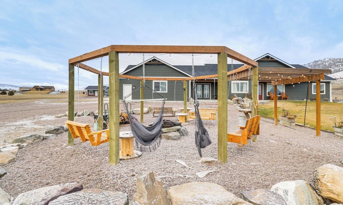 Northwest Montana - Glacier National Park Cottage | Starry Skies & Mtn Views: Family Retreat in Elmo