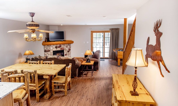 Oglesby House | Starved Rock Cabin Sleeps 9