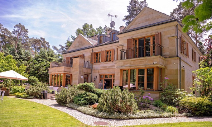 Lesznowola Villa | Stately Home 25 mins to central Warsaw