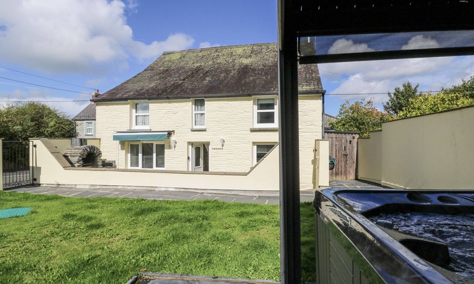 Cilgerran Cottage | STATION HALL, pet friendly, country holiday cottage in Cilgerran