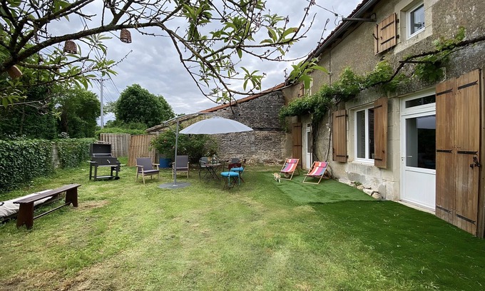 Blanzay House | Stay at La Grange des Zarts: Renovated House, Wi-Fi, Parking, Between Nature and Culture