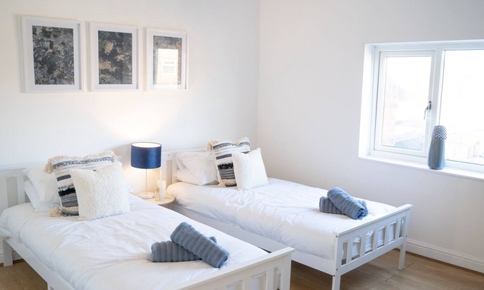 Tamworth House | Stay @ Cross Street Tamworth - 3 Bedroom House