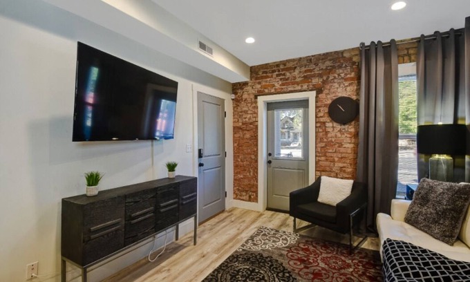 Central City Apartment | ✨Stay Here✨5 Minutes Downtown✨Comfy Foam Beds✨W&D✨