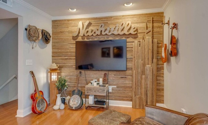Rolling Mill Hill Apartment | Stay in the heart of Downtown - Walk to Broadway!