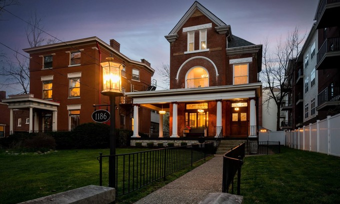 Highlands House | Stay on Broadway - Sleeps 10, Hot Tub, Walkable!