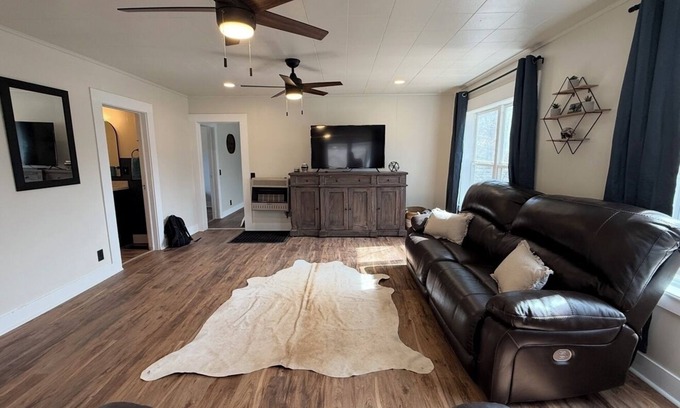 Eminence House | Stay On Main Street