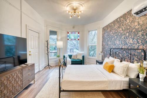 Buckman Neighborhood Apartment | Stay Portland - Historic Queen Anne Vernacular - 95 WalkScore