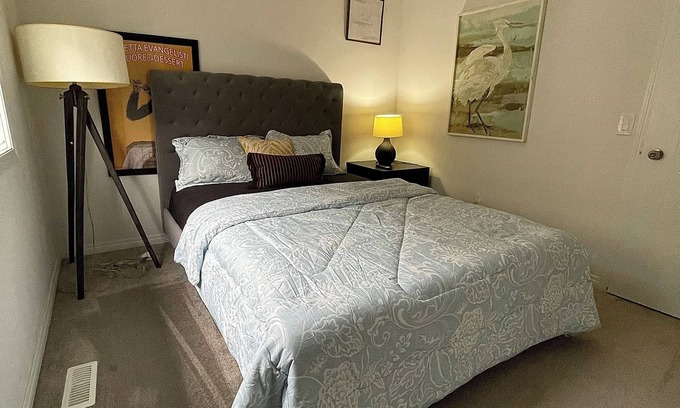 Calgary House | Stay with Jay - Cozy Room Close to YYC Airport