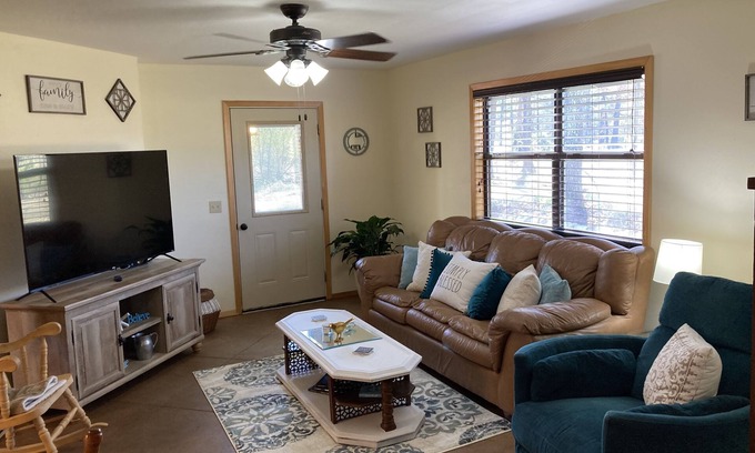 De Queen House | Stay with your friends/family in this peaceful home 3 miles from a river access