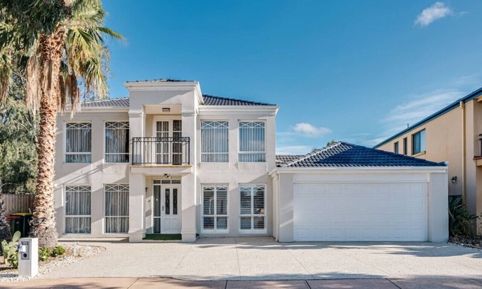 Sanctuary Lakes House | StayAU Family Group 6BR Oasis Sanctuary