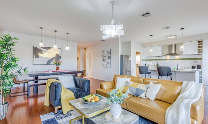 Sanctuary Lakes House | StayAU Magnificent Lakefront Villa Stunning Views