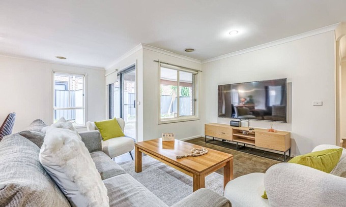 Derrimut House | StayAU Newly 8 Beds Spacious Home in Derrimut