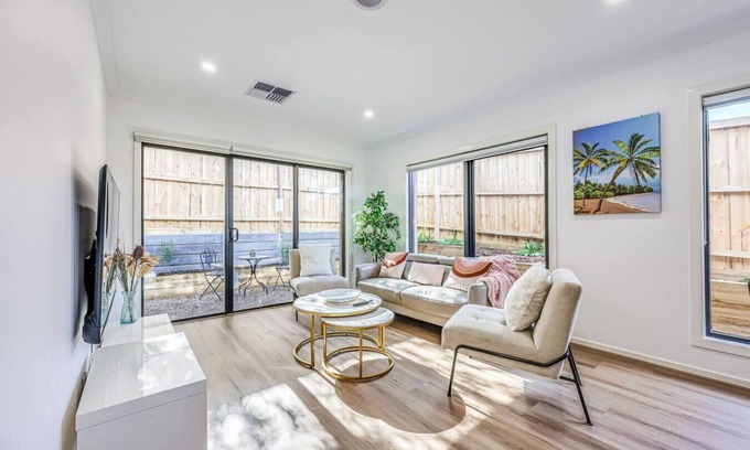 Officer House | StayAU Officer Newly 5BRM Homley Villa House