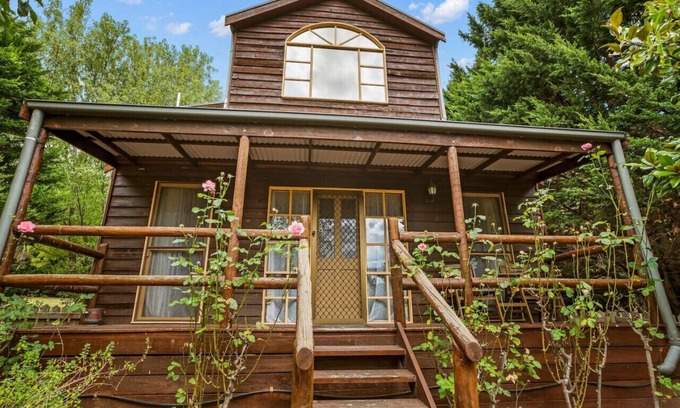 Badger Creek Cabin | StayAU The Loft 1BR Rustic Picturesque Cottage