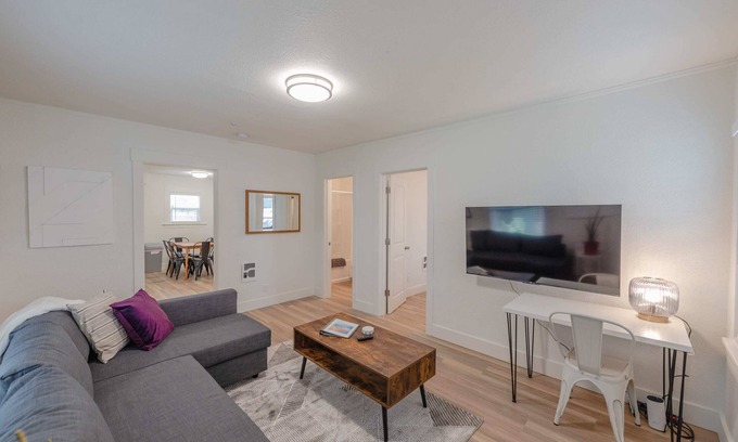 Coos Bay House | #StayInMyDistrict Coos Bay Primrose Cottage