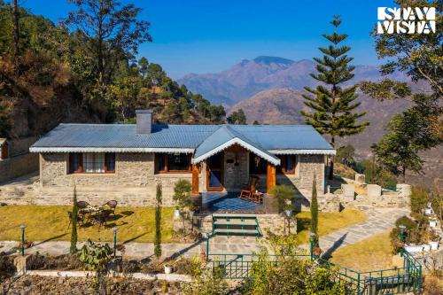Rajgarh Villa | StayVista at Juneo Orchards 3BR with bonfire at Rajgarh Kasauli