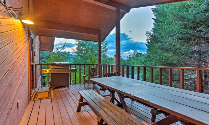 Steamboat Springs Condo | Steamboat Springs Condo w/Deck < 1 Mile to Lifts!