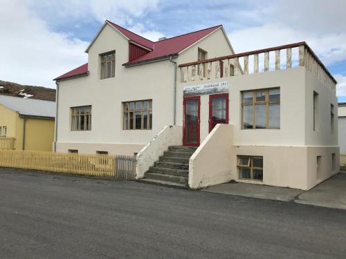 Holmavik House | Steinhúsið