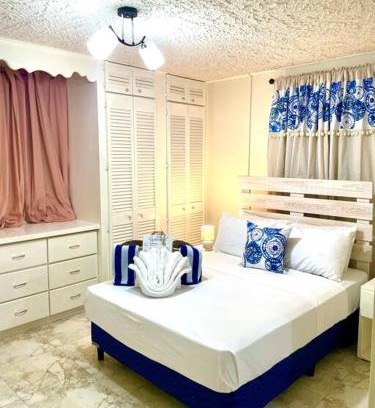 Dover House | Steps 2 Beach - 5 Bedroom 3 Bathroom Villa