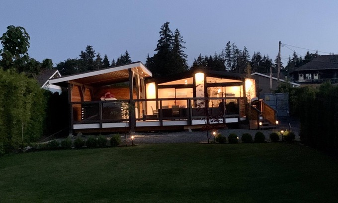 Courtenay House | Steps away from the beach with endless views