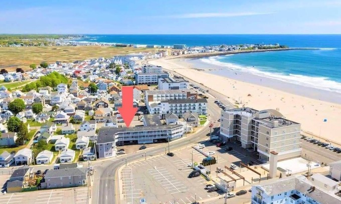 Hampton Condo | Steps from Beach | Pool | Parking | Sleeps 6