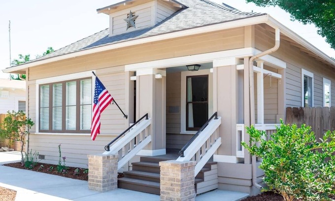 Exeter House | Steps from Downtown Exeter and a short drive to Sequoia National Park