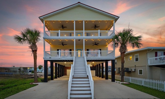 Garden City House | Steps From Pier | PVT HTD Pool | Games | Golf