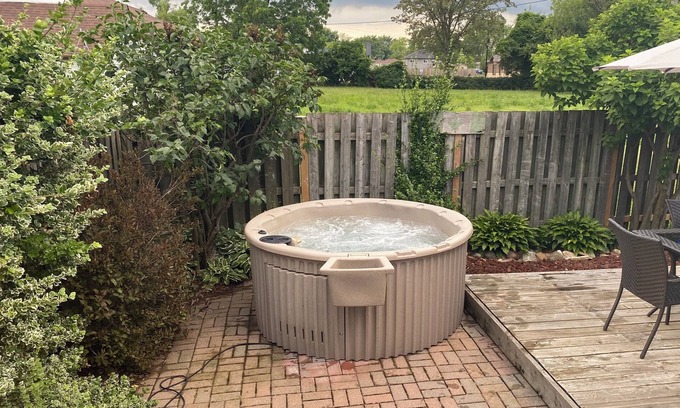 Leamington Cottage | Steps from the Beach, on a quiet street