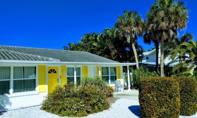 Holmes Beach House | Steps from the Gulf of Mexico II