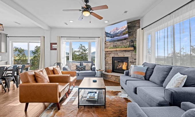 Fraser House | Steps to Bus Loop | Hot Tub | Decks | Grill | Group Getaway Ready