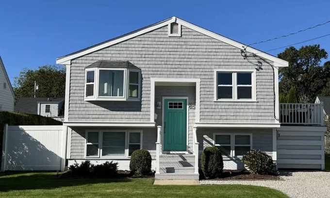 Top of the Hill House | Steps to Easton's Beach, Cliff Walk & Downtown