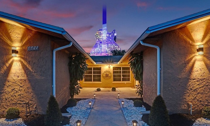 Hollywood House | Steps to Hardrock! Managed by BNR Vacation Rentals
