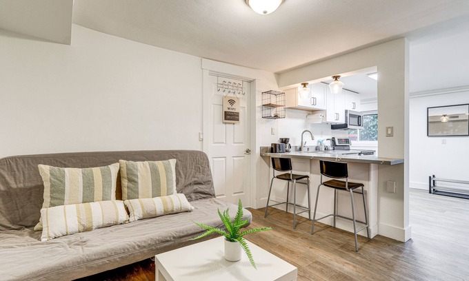 Viewpoint Apartment | Steps to Idylwood Park Beach: Redmond Retreat!