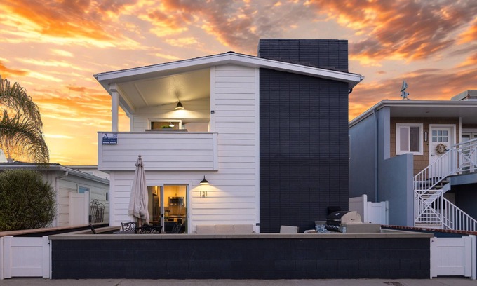 West Newport House | Steps to Sand! 2 Homes in 1 – Sleeps 17, Outdoor Space, Walk to Shops & Dining