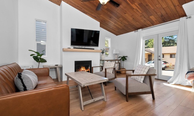 Cultus Lake House | Steps to the beach, waterslides, amusement park & golf course!