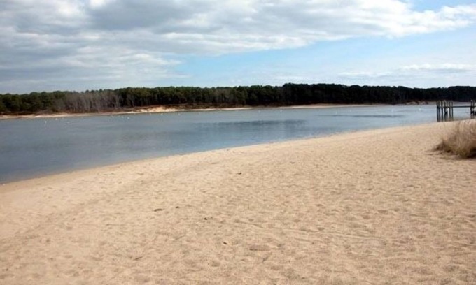 East Falmouth House | Steps to the Beach in East Falmouth, PET FRIENDLY & clubhouse heated pool.