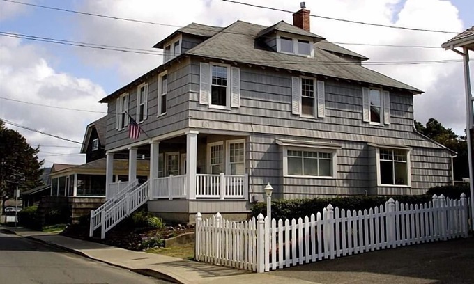 Seaside House | STEPS to the Beach!