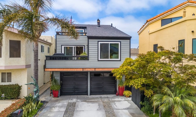 Hollywood House | Steps to the Sand & Harbor - Views, Modern & Fully Stocked w/4 Spacious Decks