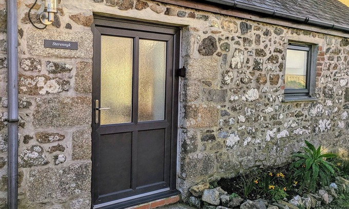 The Lizard House | Sterennyk barn conversion, The Lizard village,easy access to the sw coast path.