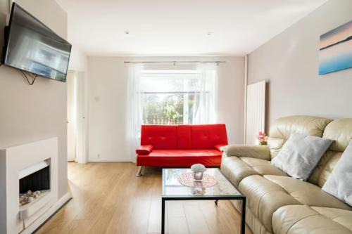 Shephall House | Stevenage Contractors x8 New 3 bedroom House Free Wifi, Parking, Towels all inclusive & Large Garden