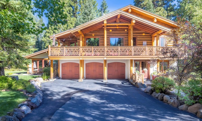 Ponderosa Palisades House | Stillwater - Luxury Truckee 4BR, Pet Friendly w Hot Tub & Sauna