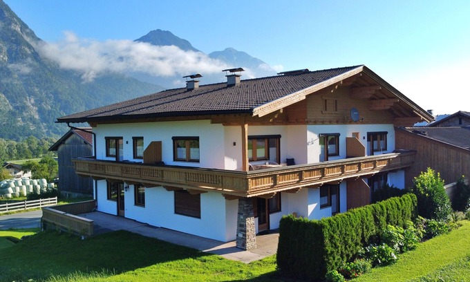 Buch in Tirol Apartment | Stilvolles Appartement Tratzberg im Herzen Tirols