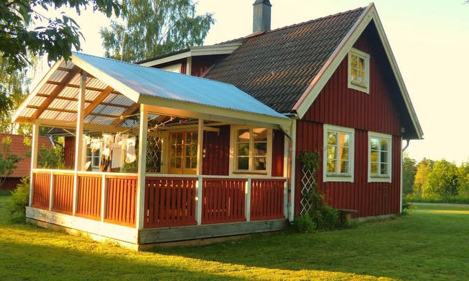 Holsbybrunn Cottage | Stinas Stuga rural, romantic family friendly